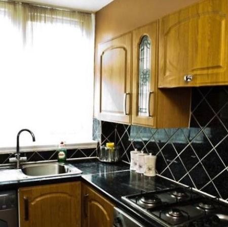 Ensuite With Kitchen Ext Large Room With Balcony In Zone 2 London Exterior foto