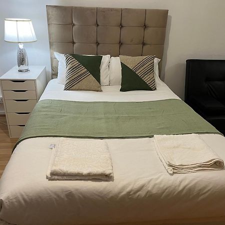 Ensuite With Kitchen Ext Large Room With Balcony In Zone 2 London Exterior foto