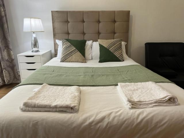 Ensuite With Kitchen Ext Large Room With Balcony In Zone 2 London Exterior foto
