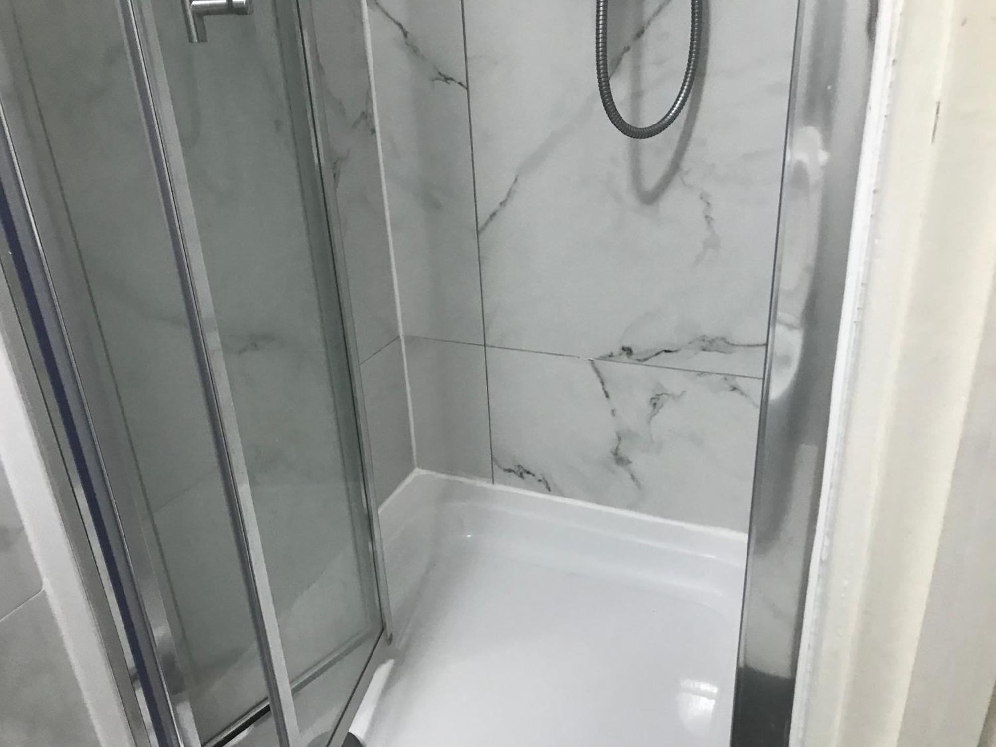 Ensuite With Kitchen Ext Large Room With Balcony In Zone 2 London Exterior foto