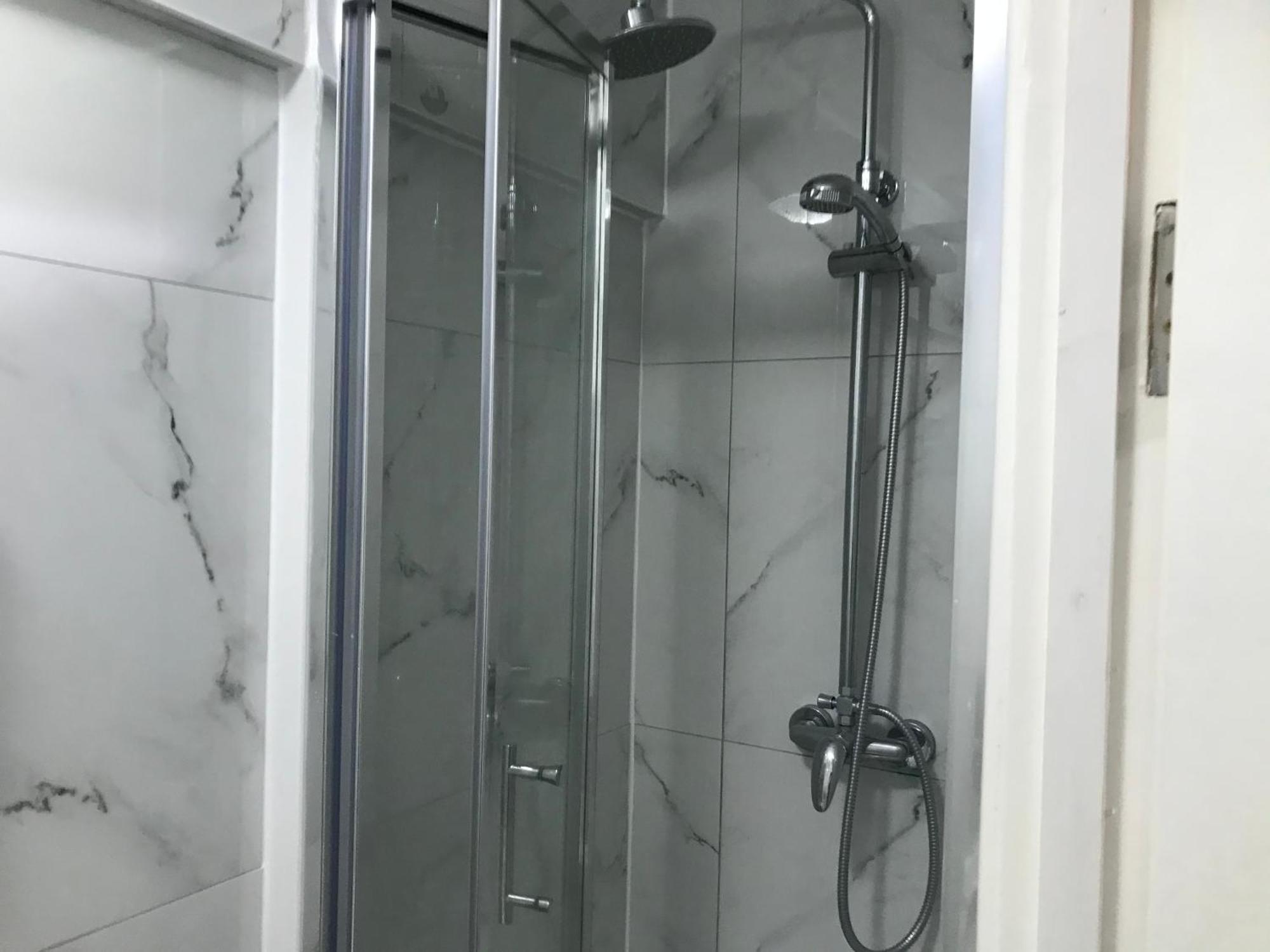 Ensuite With Kitchen Ext Large Room With Balcony In Zone 2 London Exterior foto