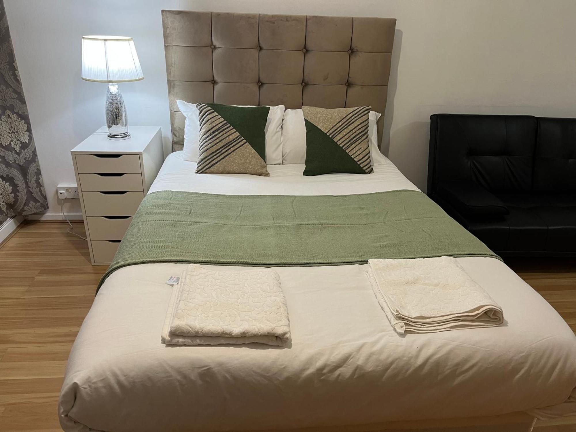 Ensuite With Kitchen Ext Large Room With Balcony In Zone 2 London Exterior foto
