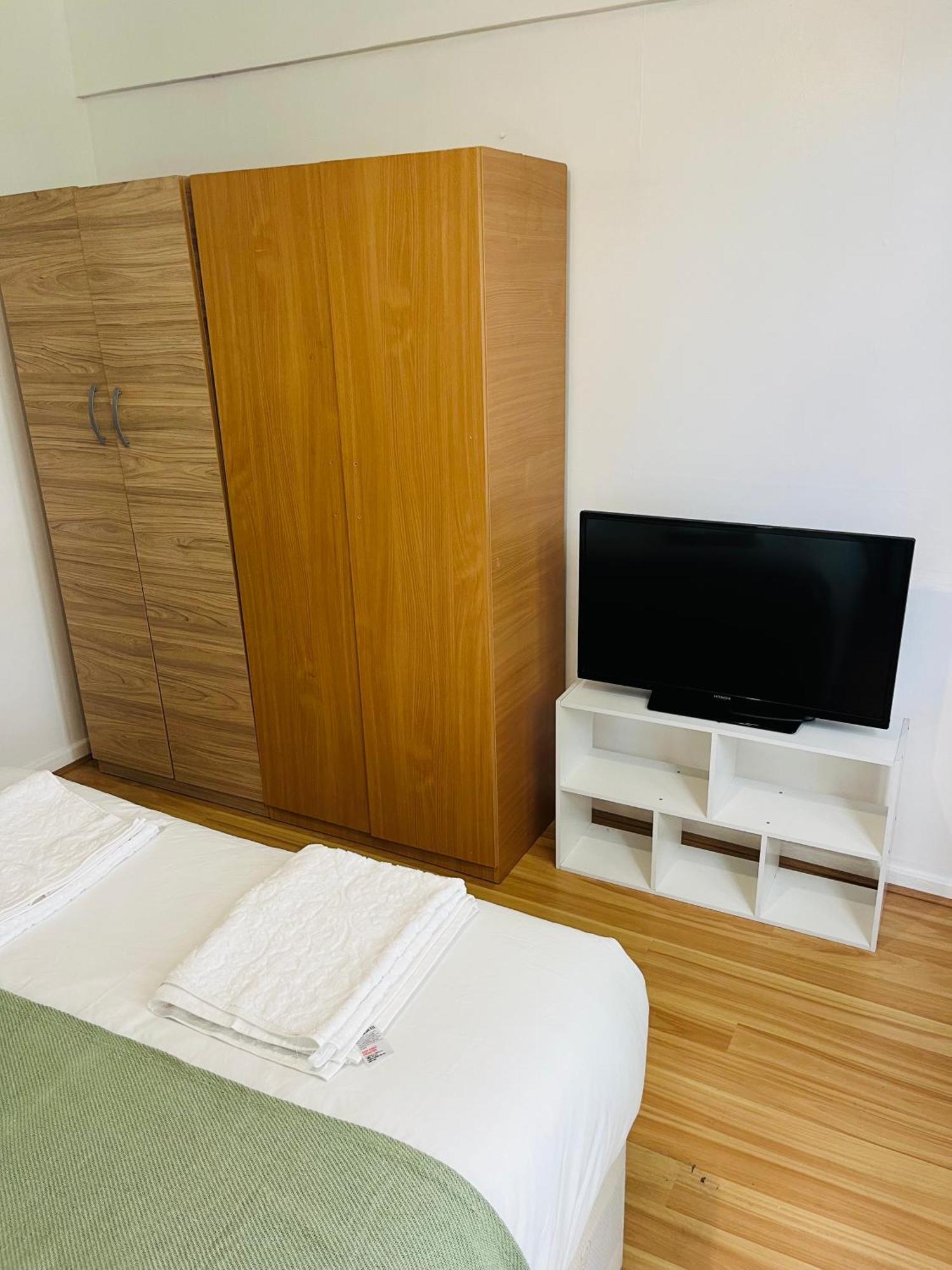 Ensuite With Kitchen Ext Large Room With Balcony In Zone 2 London Exterior foto